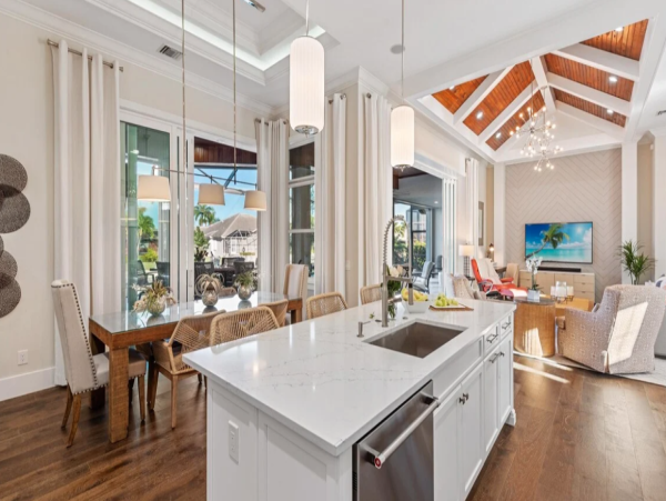 Discover Luxurious Waterfront Retreats - Unmatched Bay Views